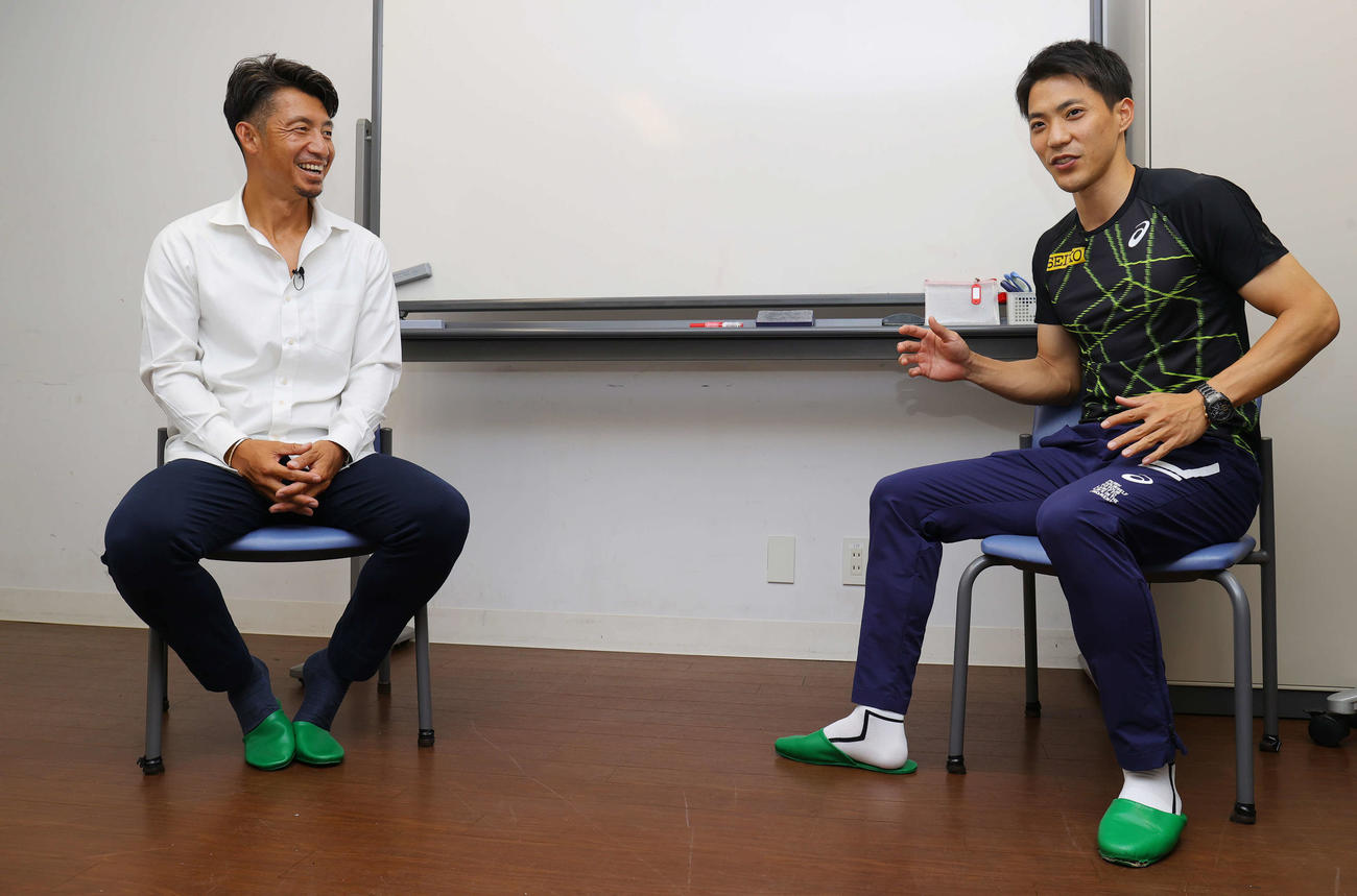 対談を行う鳥谷氏（左）と山縣（撮影・野上伸悟）