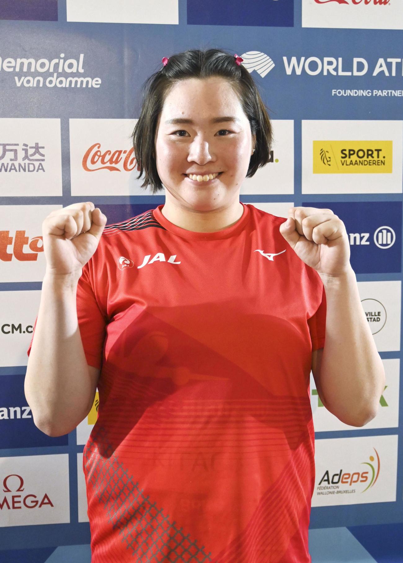 陸上のダイヤモンドリーグ第12戦の女子やり投げで2位となり、ポーズを取る北口榛花（共同）