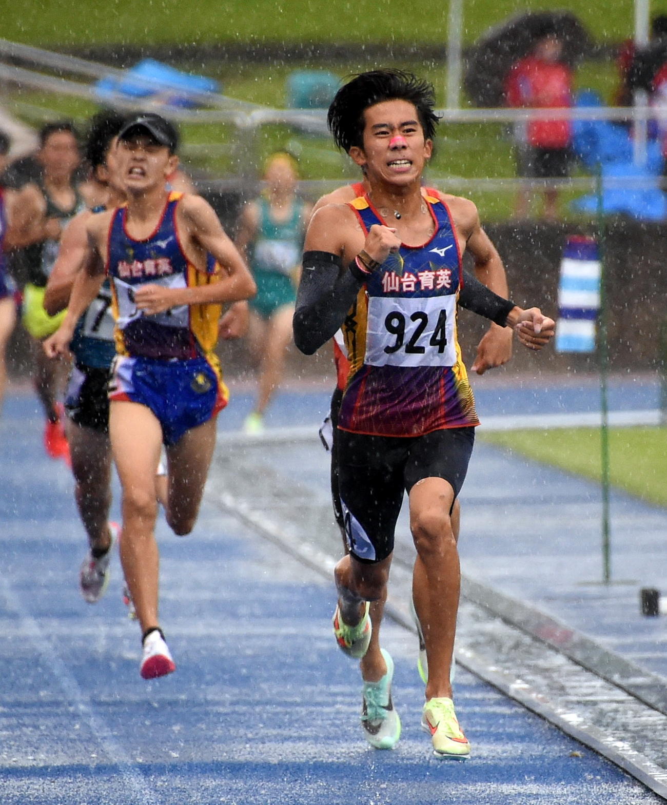 男子1500メートルで優勝した仙台育英・小野（右）