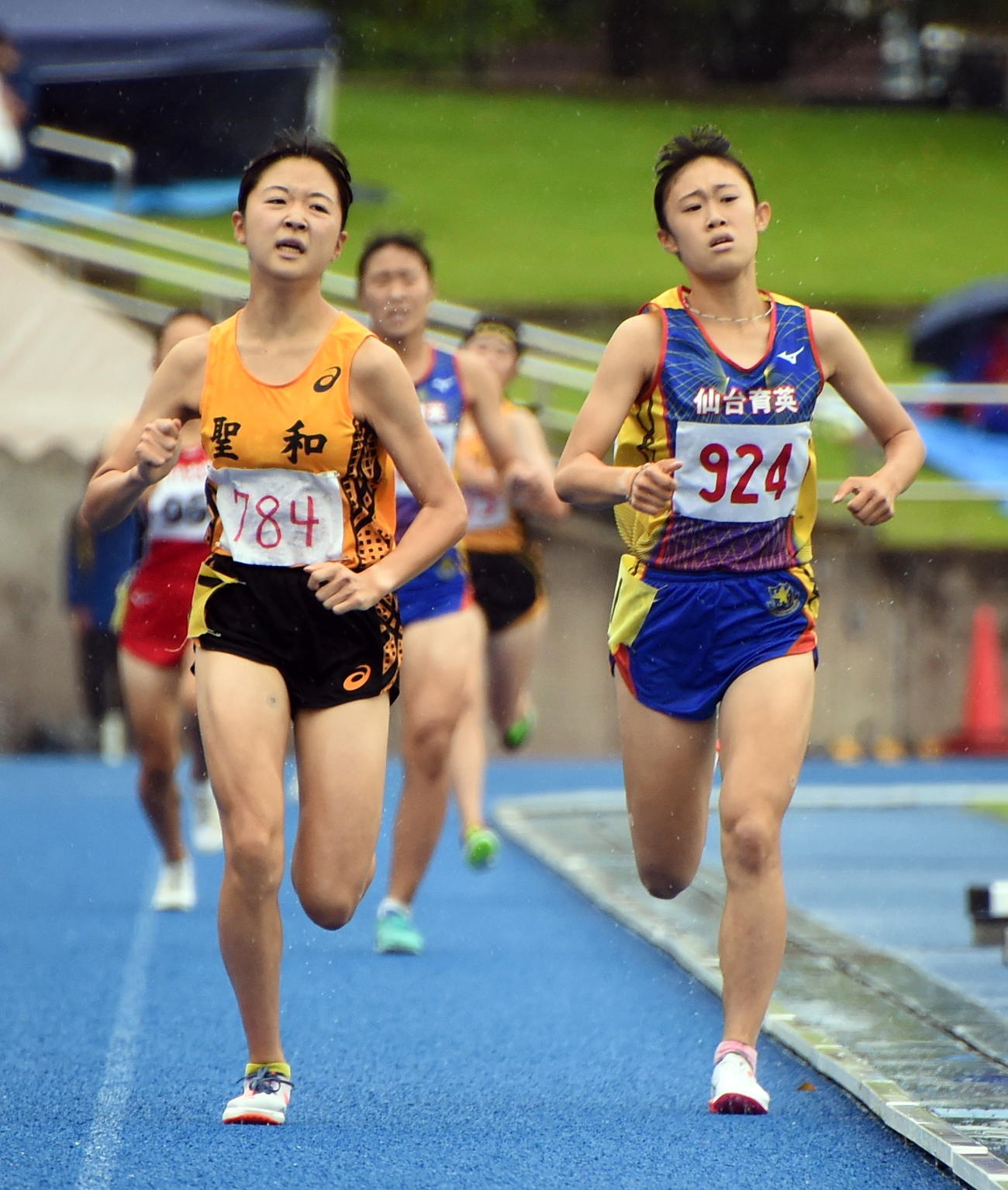 女子1500メートルで優勝した聖和学園・早坂（左）と2位の仙台育英・黒子