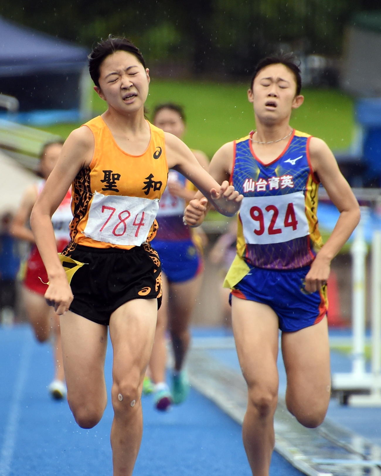 ラストスパートで力を振り絞る女子1500メートルで優勝した聖和学園・早坂（左）と2位の仙台育英・黒子（撮影・山田愛斗）