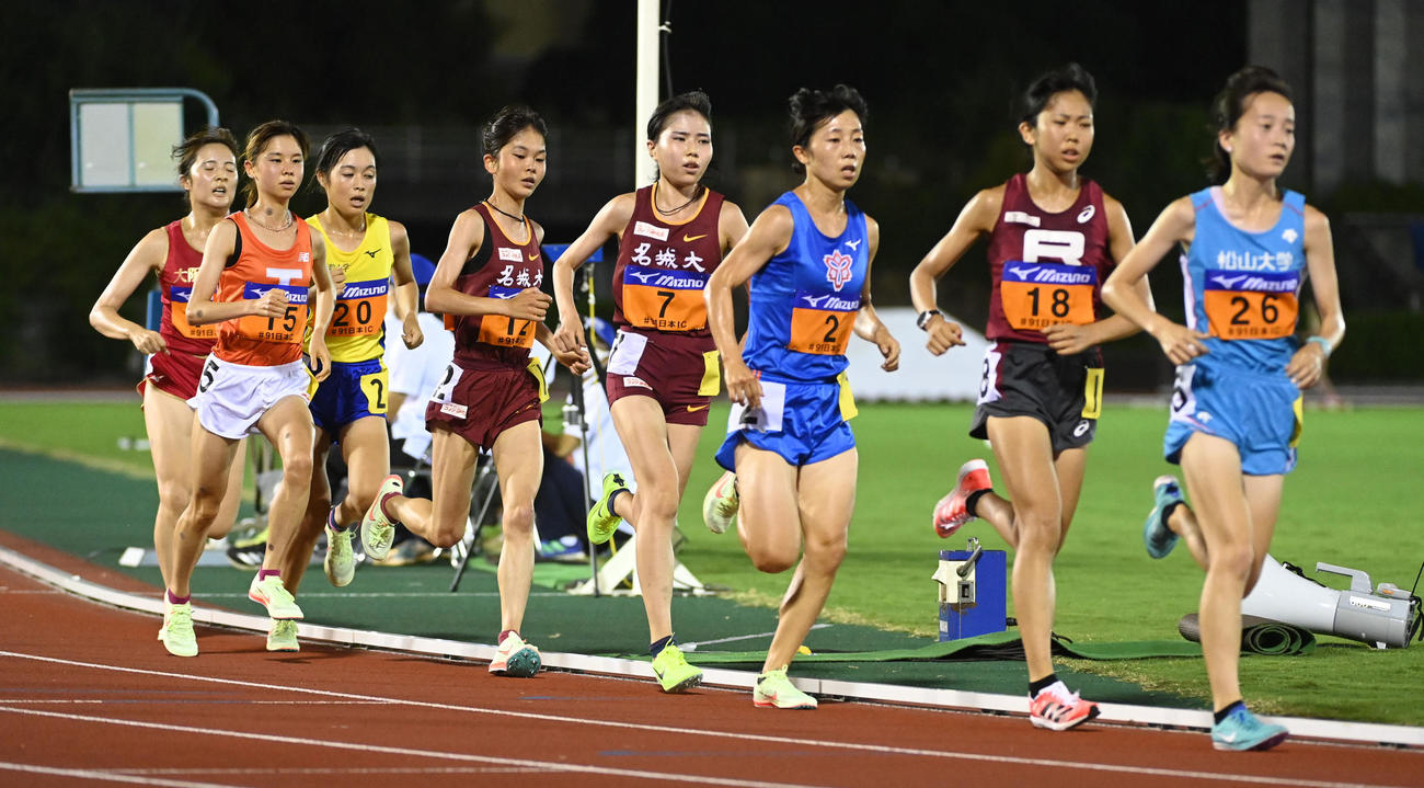 女子1万メートル、レース中盤、位置を下げる不破聖衣来（撮影・前岡正明）