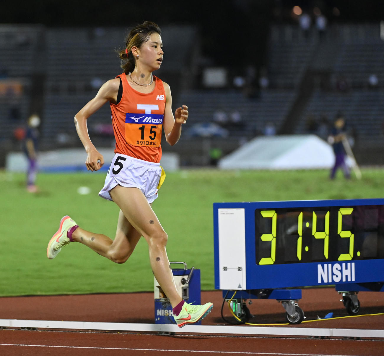 女子1万メートル、ラスト1周、ゴールに向かう不破聖衣来（撮影・前岡正明）