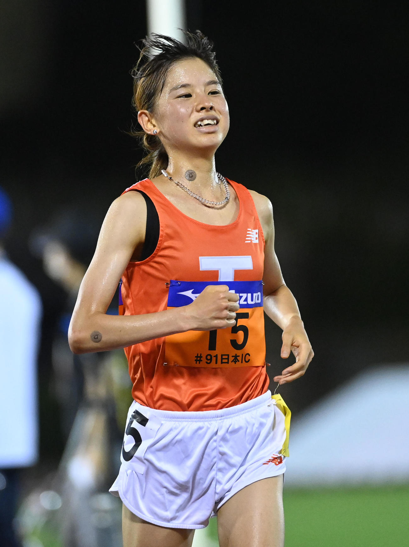 女子1万メートルで優勝、笑顔を見せる不破（撮影・前岡正明）