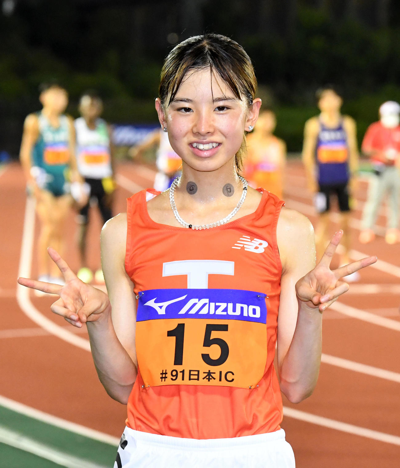 女子1万メートルで優勝し、笑顔でVサインの不破（撮影・前岡正明）