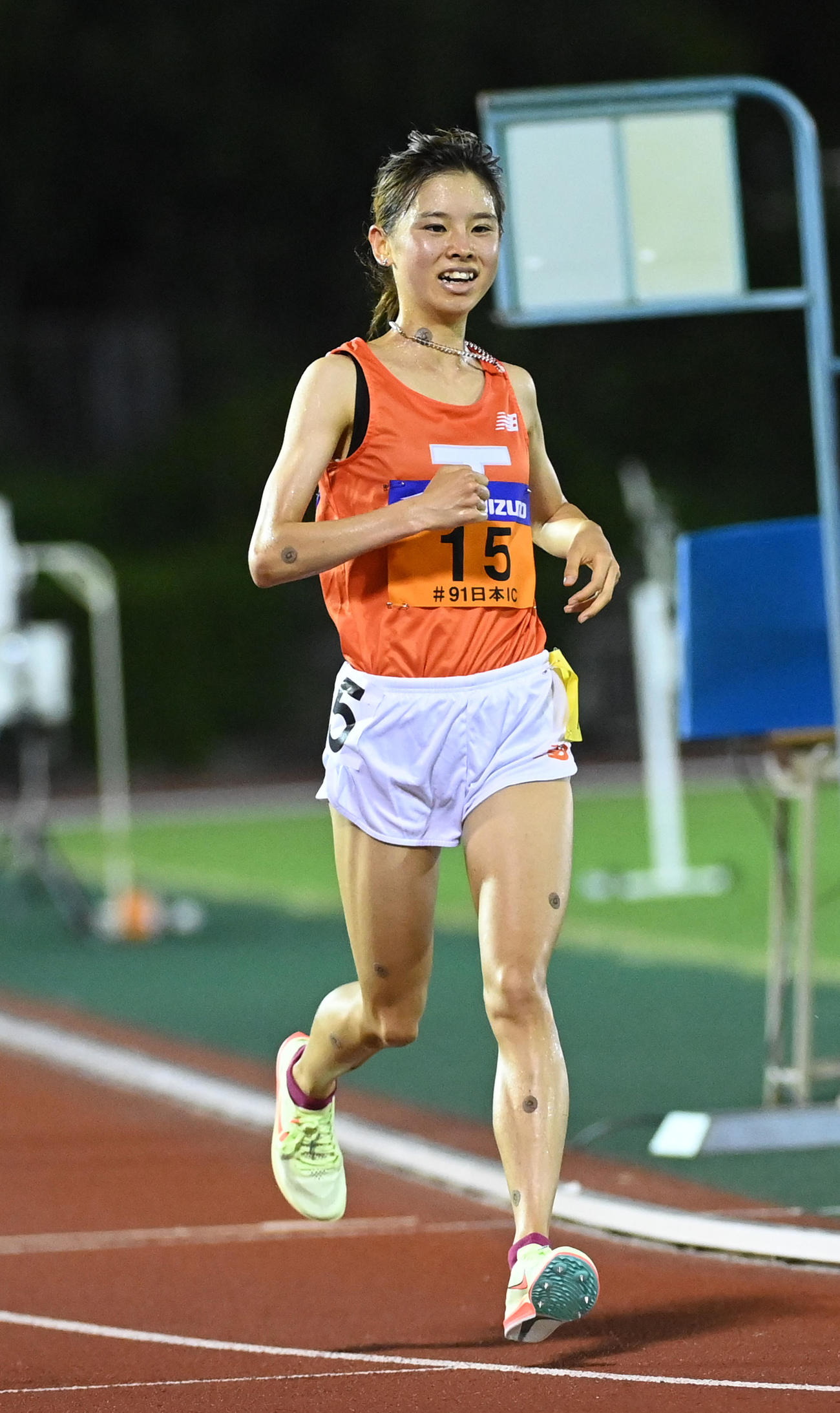 女子1万メートルで優勝、笑顔を見せる不破聖衣来（撮影・前岡正明）