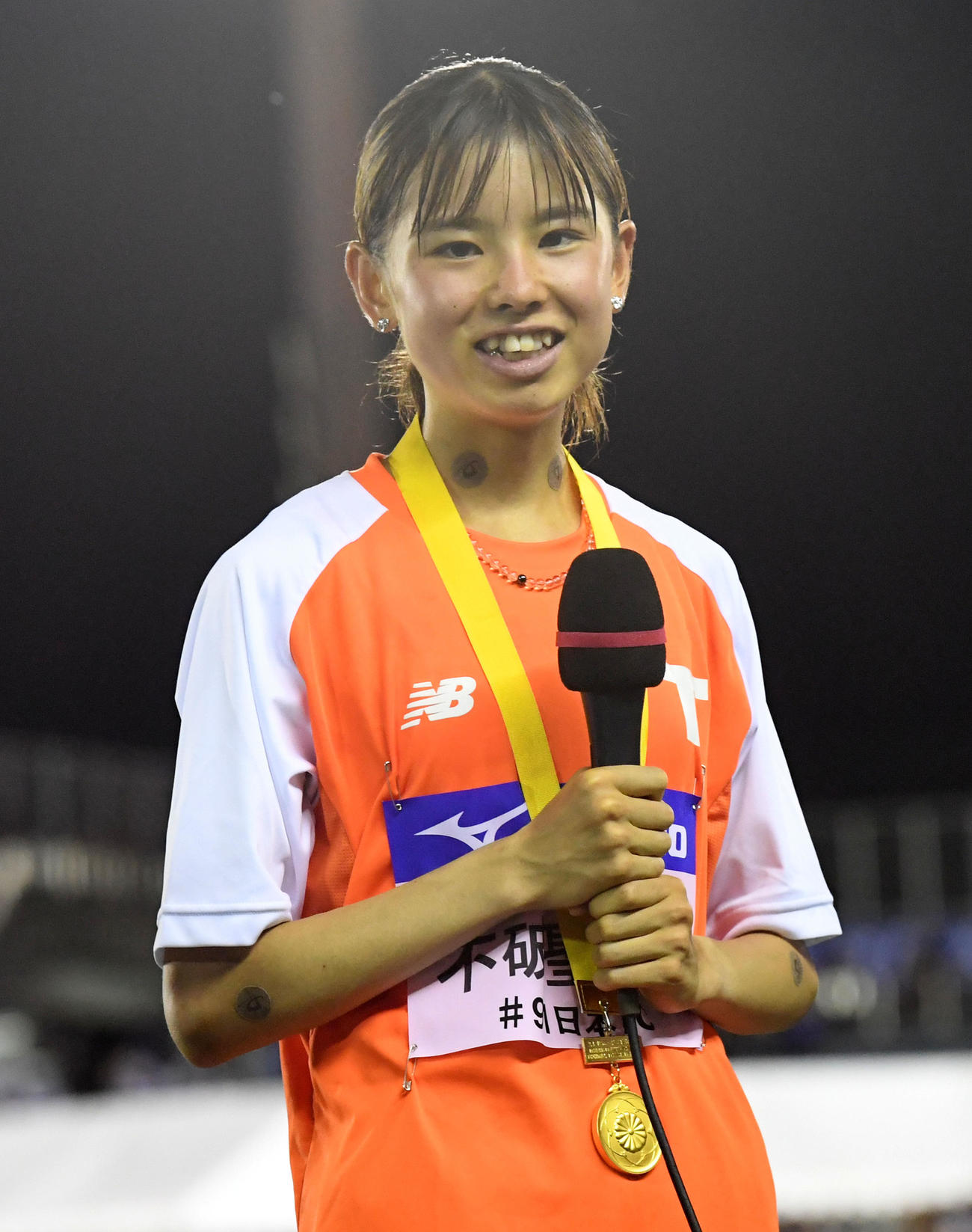 女子1万メートルで優勝、笑顔でインタビューに答える不破（撮影・前岡正明）