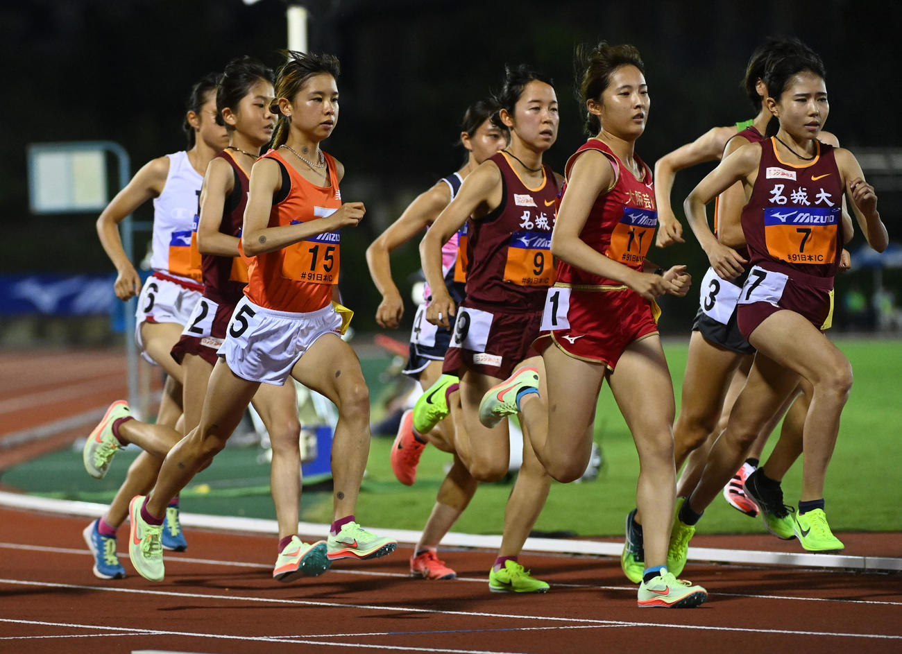 女子1万メートルでスタートする不破聖衣来（左から3人目）（撮影・前岡正明）