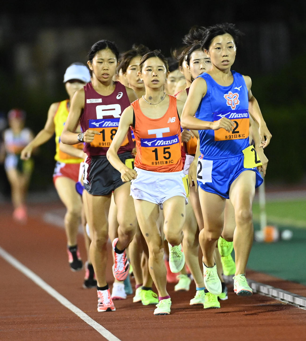 女子1万メートルで先頭集団で走る不破聖衣来（中央）（撮影・前岡正明）