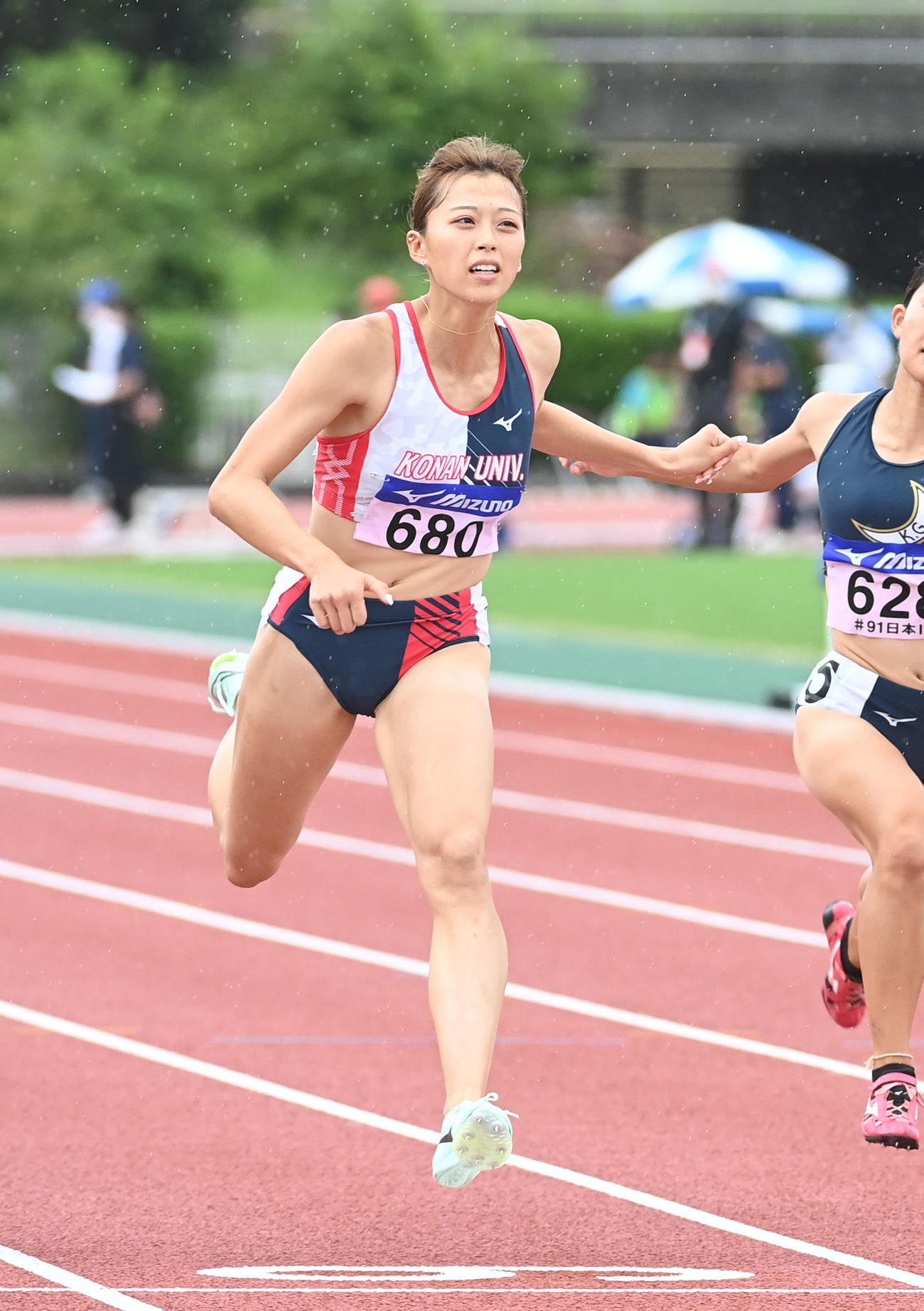 女子100メートル準決勝、3着もタイムで決勝進出を決めた青山華依（撮影・前岡正明）