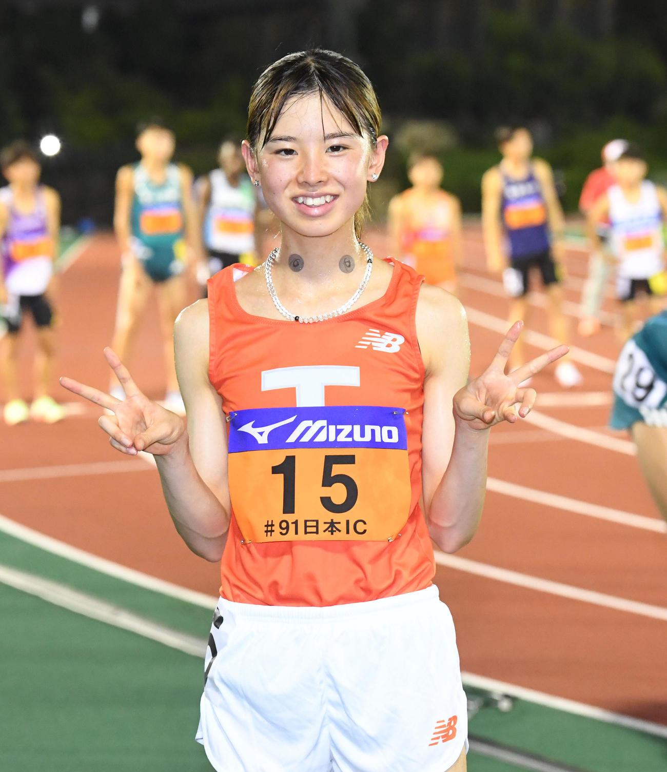 女子1万メートルで優勝、笑顔でVサインの不破（撮影・前岡正明）