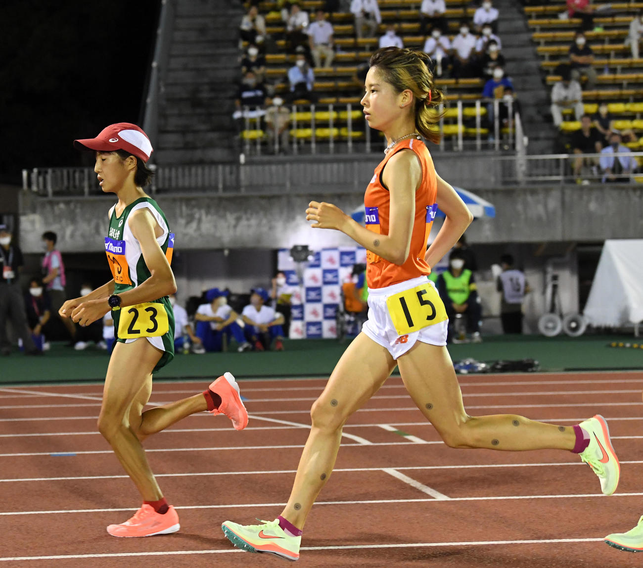 女子1万メートル、周回遅れの選手を追い抜く不破（撮影・前岡正明）