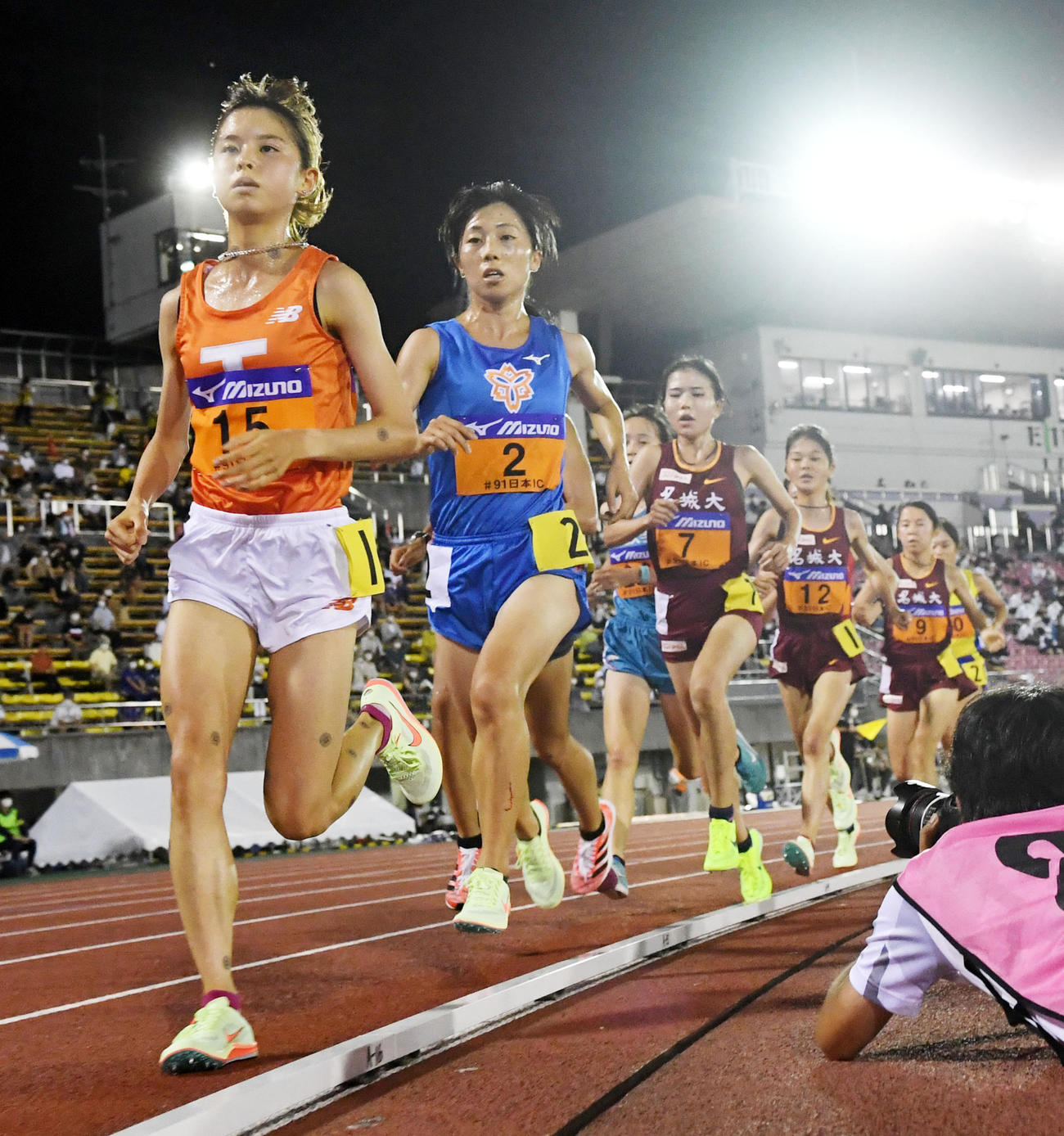 女子1万メートルで先頭でレースを引っ張る不破（左）（撮影・前岡正明）