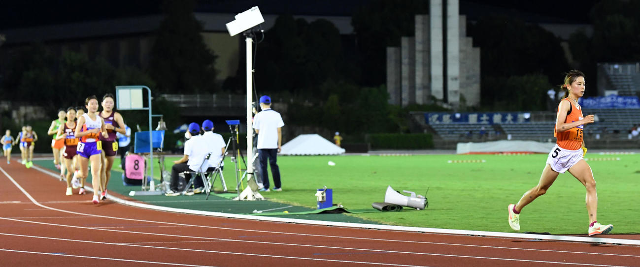 女子1万メートル、後続を大きく引き離す不破（撮影・前岡正明）