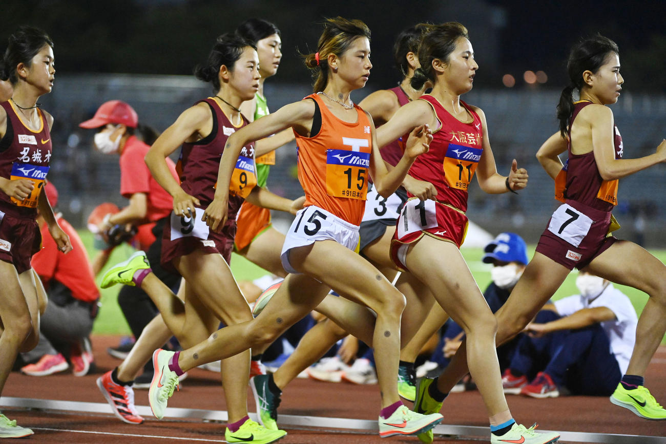 女子1万メートル、スタートする不破聖衣来（中央）（撮影・前岡正明）