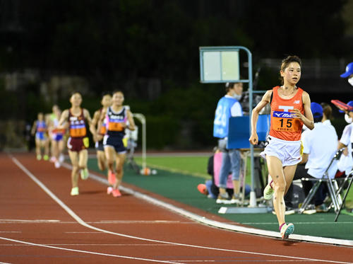 女子1万メートル、一気に後続を突き放す不破聖衣来（撮影・前岡正明）