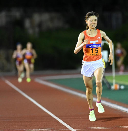 後続を大きく引き離女子1万メートルで優勝した不破聖衣来（撮影・前岡正明）