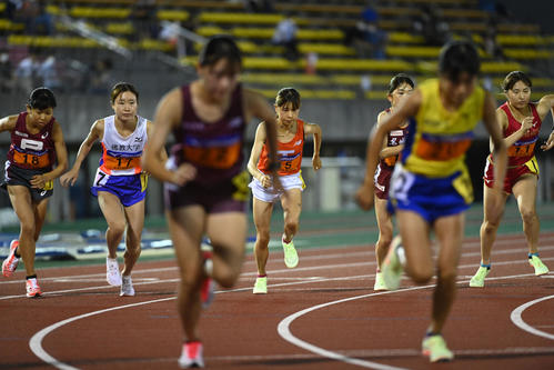 女子1万メートル、スタートする不破聖衣来（撮影・前岡正明）