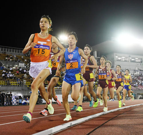 女子1万メートル、先頭でレースを引っ張る不破（撮影・前岡正明）