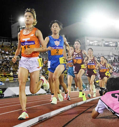 女子1万メートルで先頭でレースを引っ張る不破（左）（撮影・前岡正明）