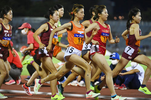 女子1万メートル、スタートする不破聖衣来（中央）（撮影・前岡正明）