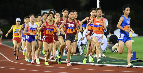女子1万メートル、先頭集団を形成する不破聖衣来（撮影・前岡正明）