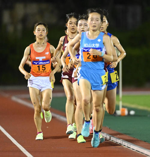女子1万メートル、レース中盤、位置を下げる不破聖衣来（撮影・前岡正明）
