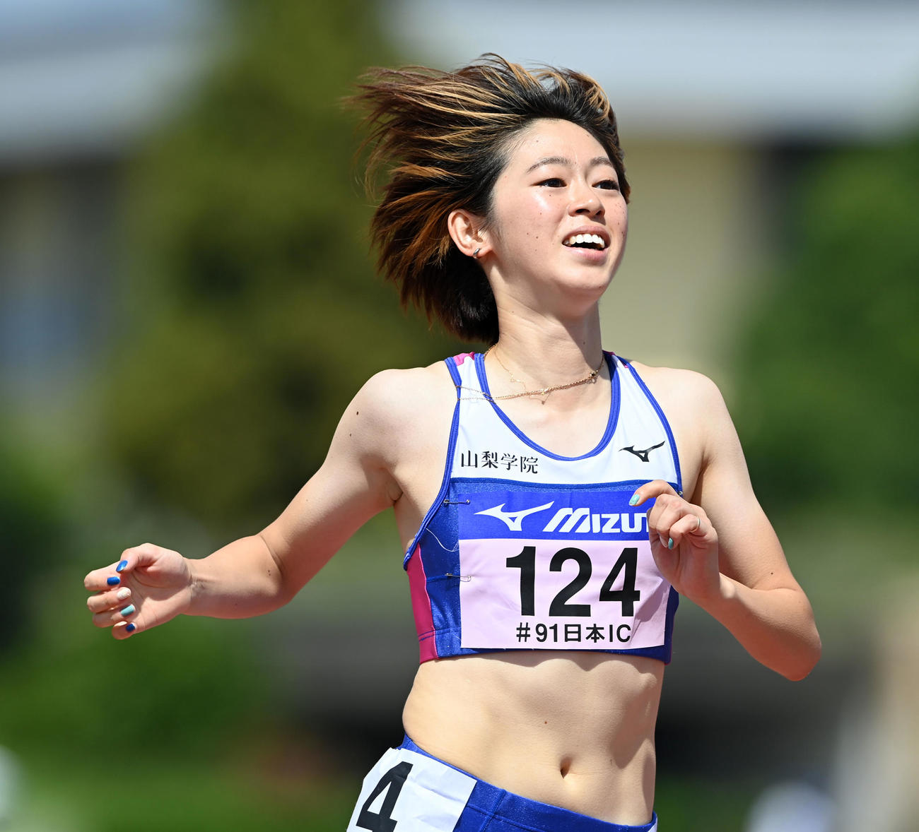 女子200メートルで100メートルに続いて優勝、短距離2冠を達成した青野（撮影・前岡正明）