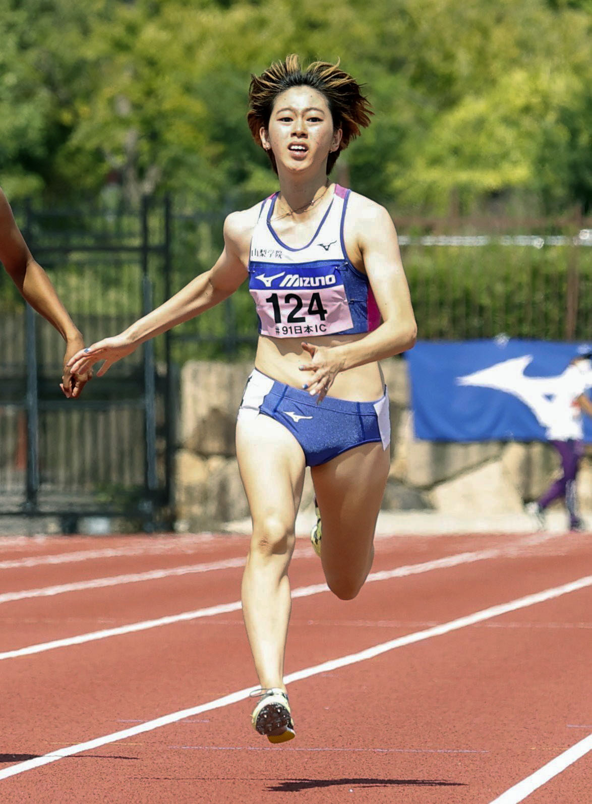 女子200 メートル 決勝　23秒44の大会新記録で優勝した青野朱李＝たけびしスタジアム京都（共同）