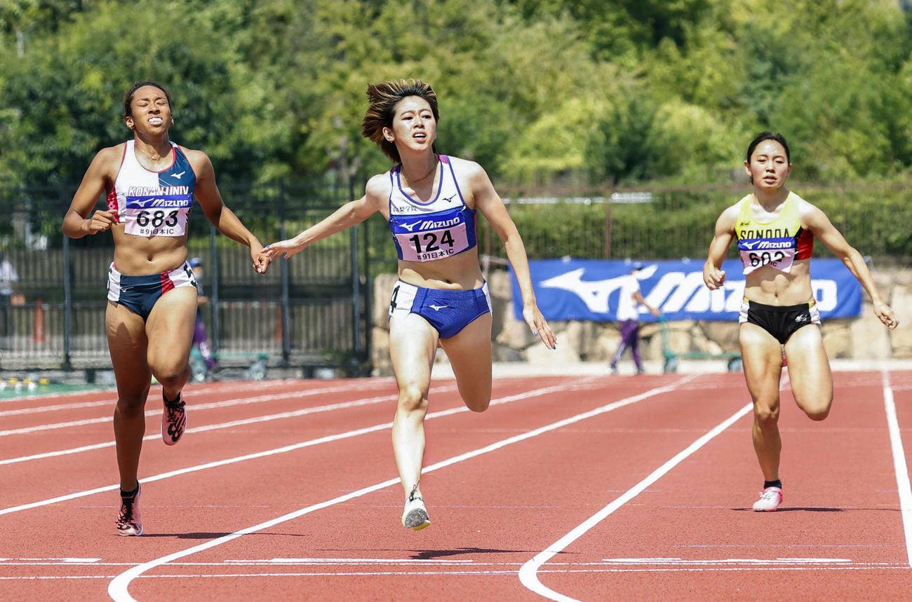 女子200 メートル 決勝　23秒44の大会新記録で優勝した青野朱李（中央）＝たけびしスタジアム京都（共同）