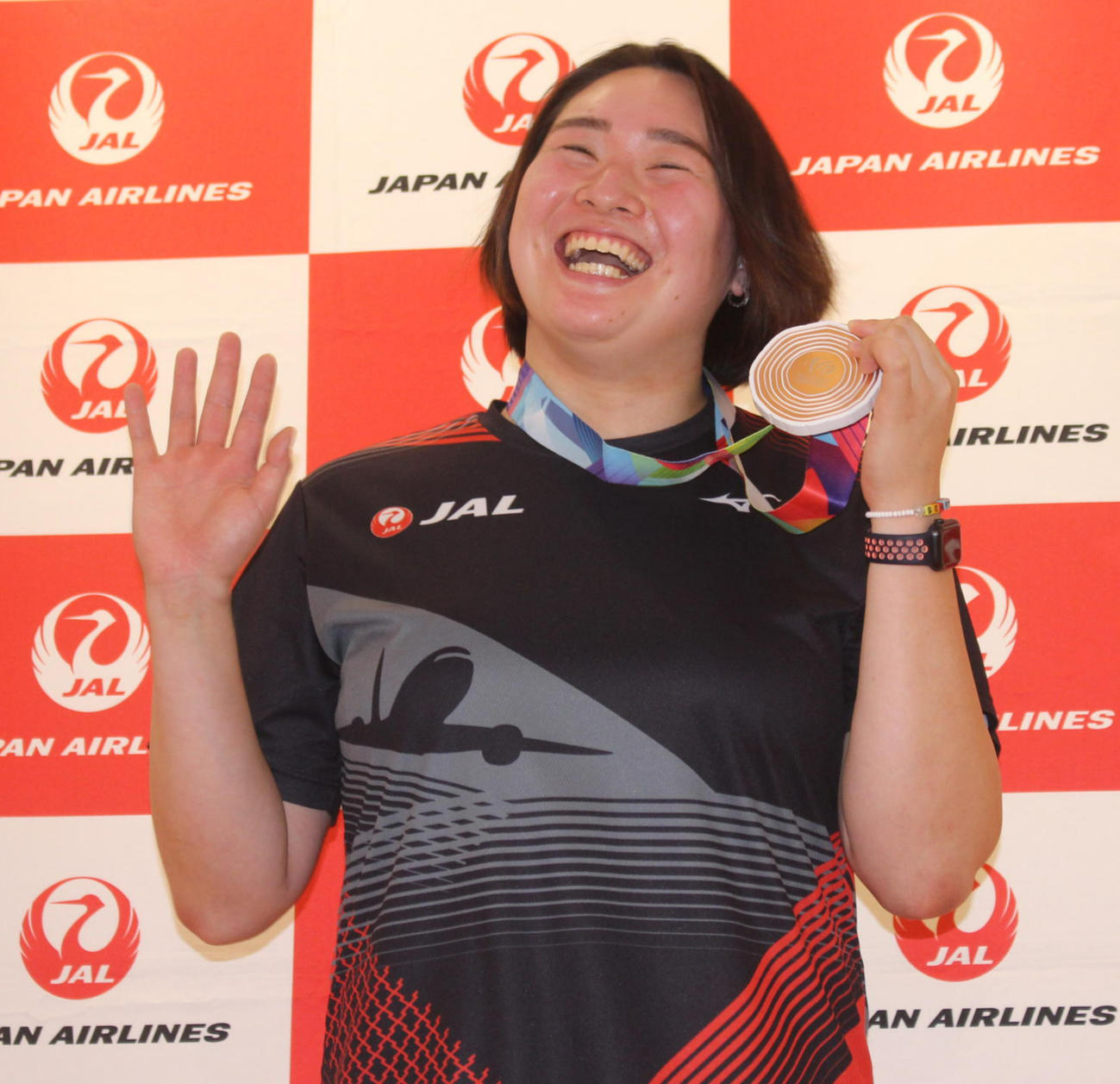 世界選手権の銅メダルを手に笑顔の北口