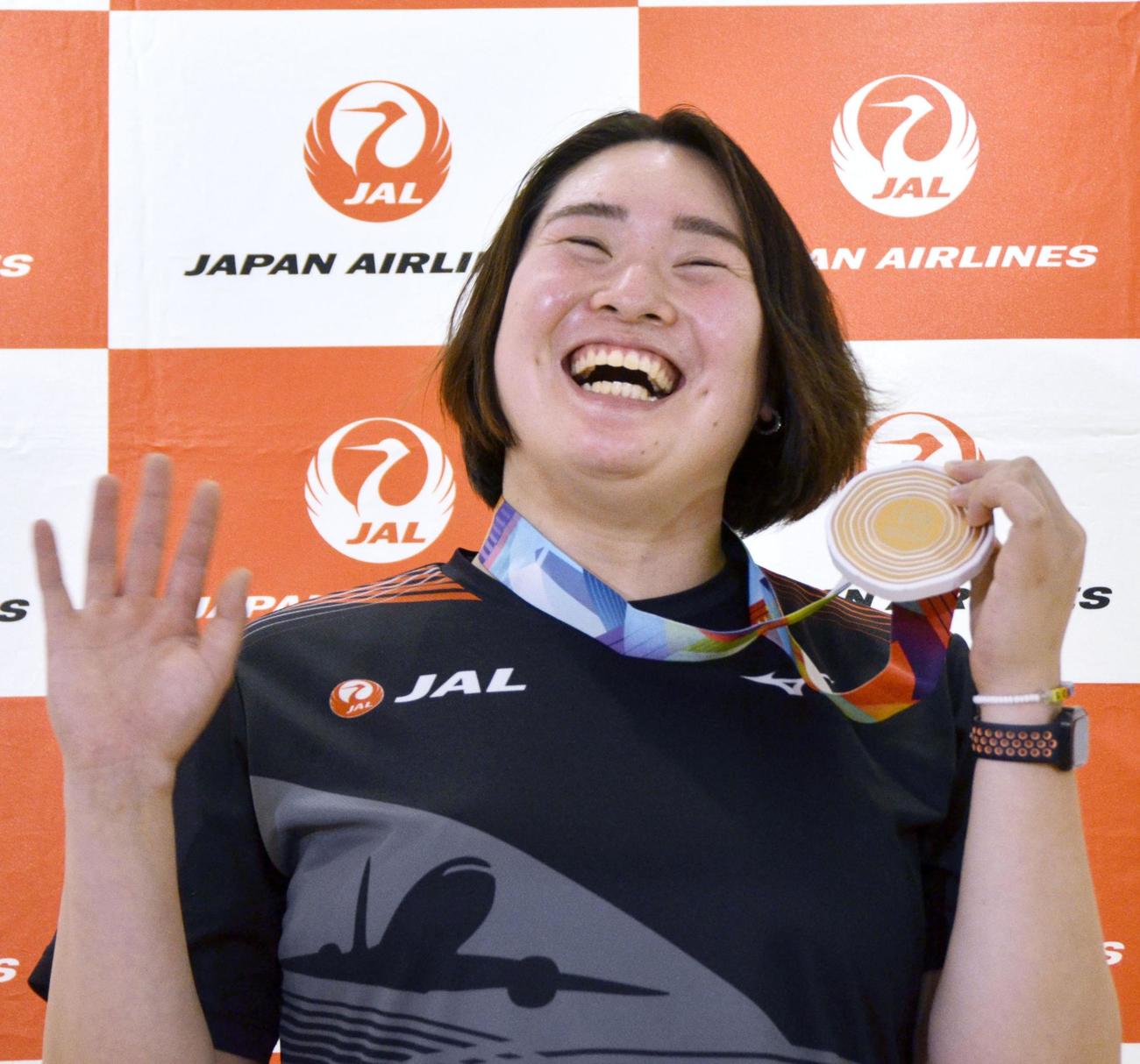 記者会見後にポーズをとる陸上女子やり投げの北口榛花（共同）