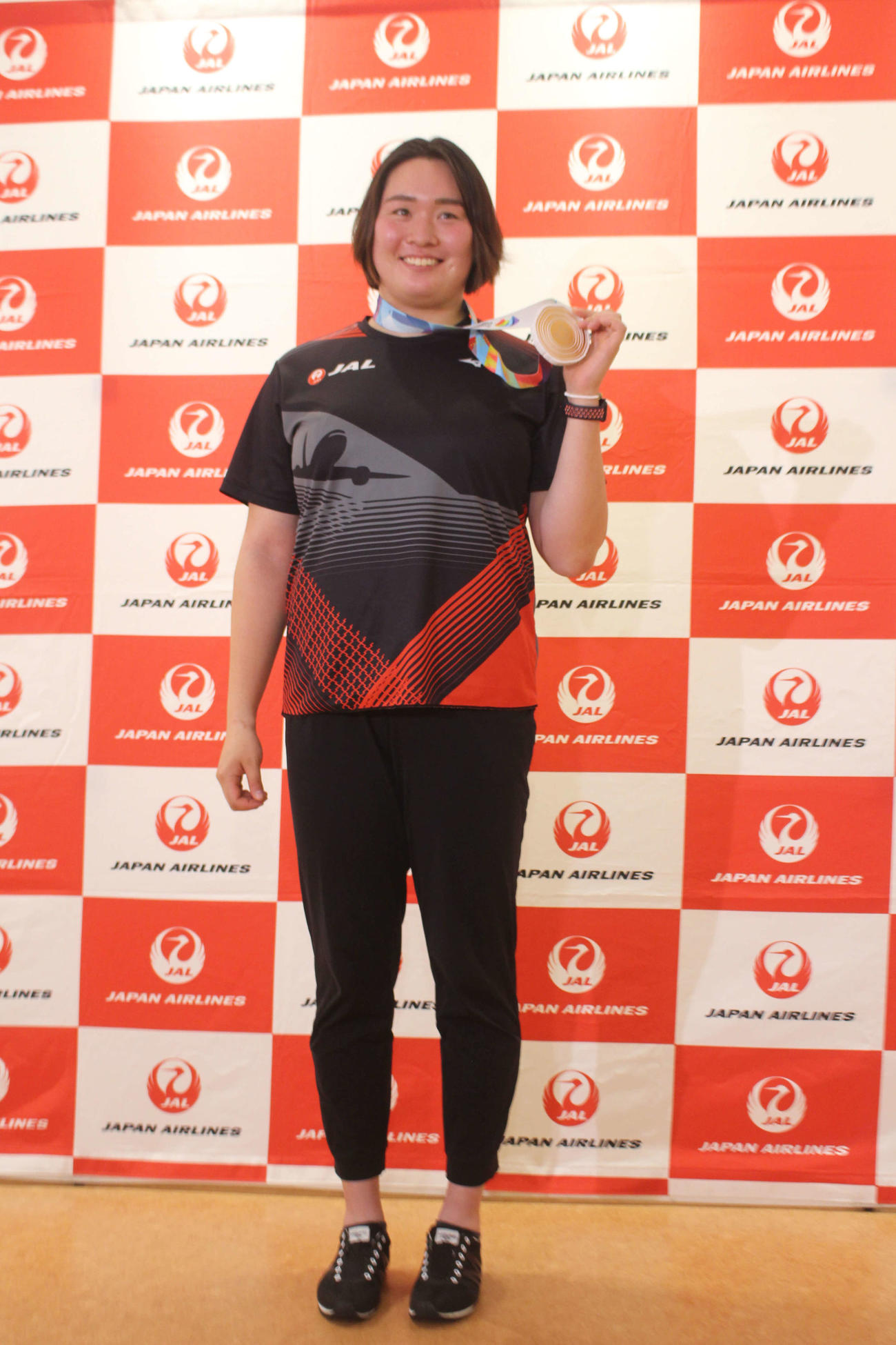 陸上女子やり投げの北口榛花が帰国。世界選手権の銅メダルを手にする