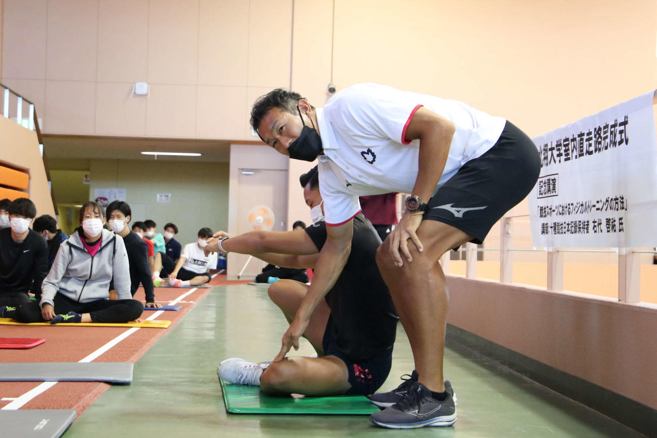 北翔大で講演を行い、学生たちを前にトレーニング法を指導する陸上10種競技の右代（撮影・山崎純一）