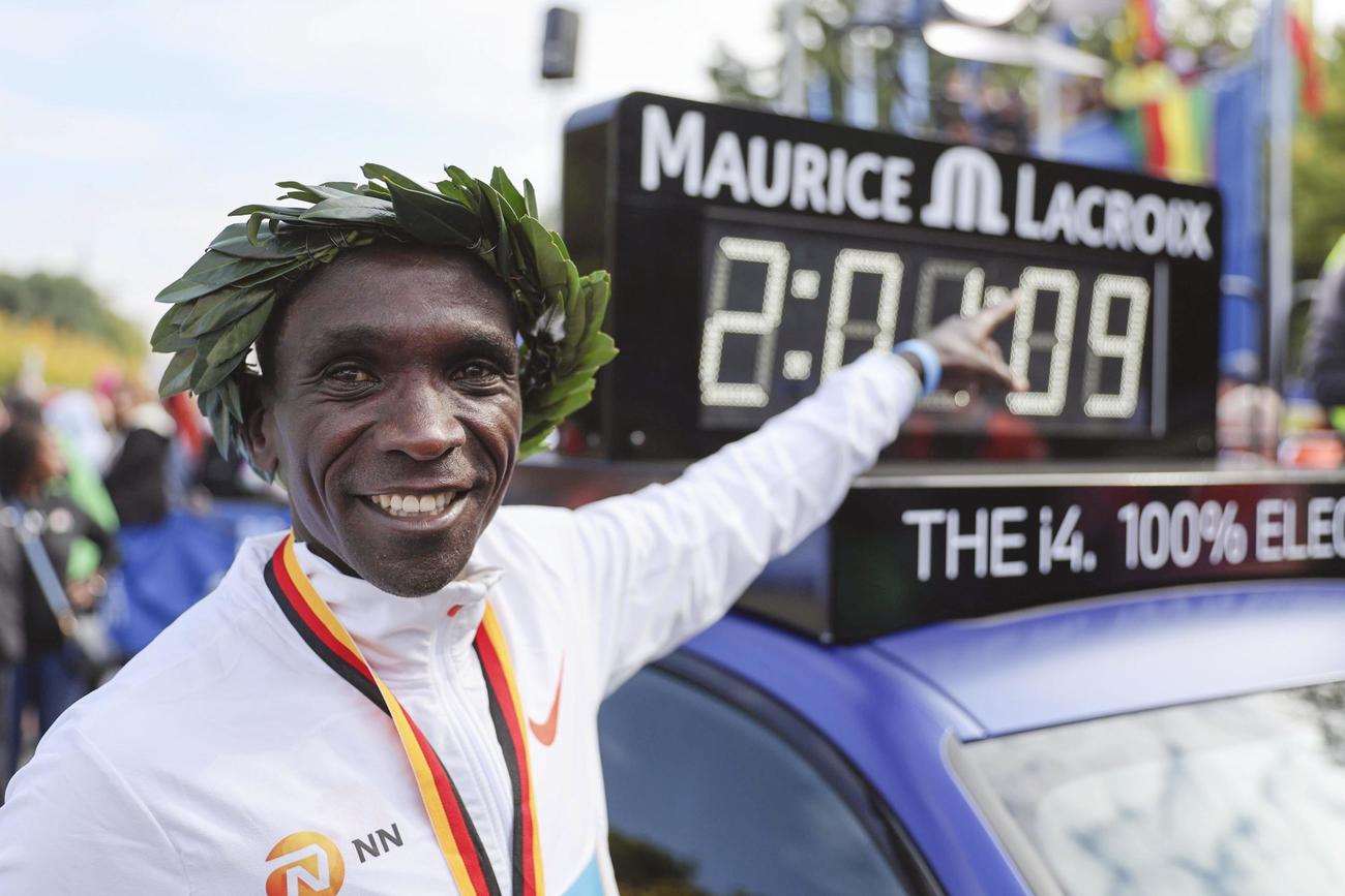 男子で2時間1分9秒の世界新をマークして優勝したエリウド・キプチョゲ（共同）