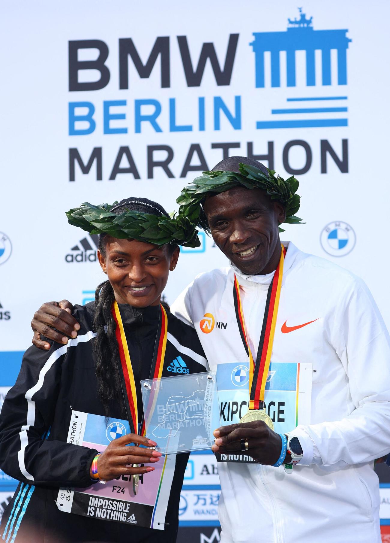 ベルリン・マラソン　女子で優勝したアセファ（左）と喜ぶキプチョゲ（ロイター）