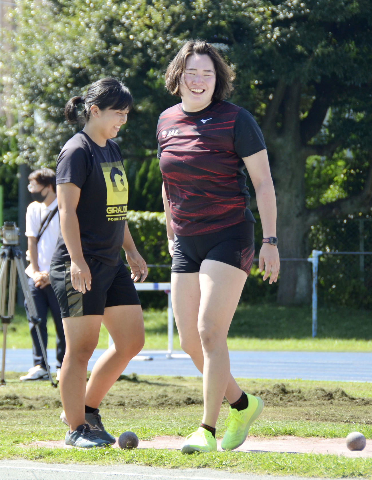 練習で笑顔を見せる陸上女子やり投げの北口榛花（共同）