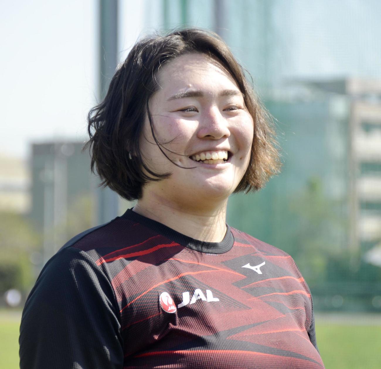練習公開後、取材に応じる陸上女子やり投げの北口榛花（共同）