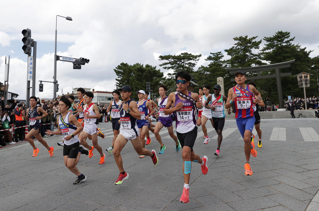 出雲大社をスタートする選手ら（撮影・前田充）