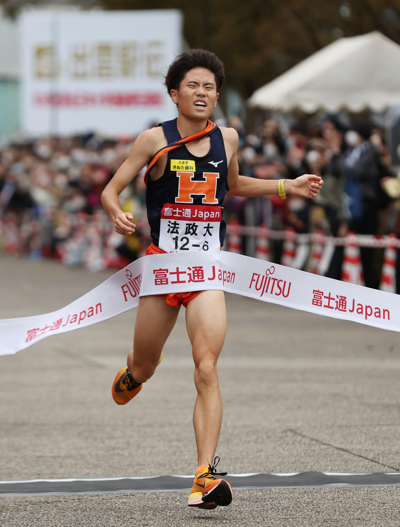7位でゴールする法政大アンカーの稲毛（撮影・前田充）