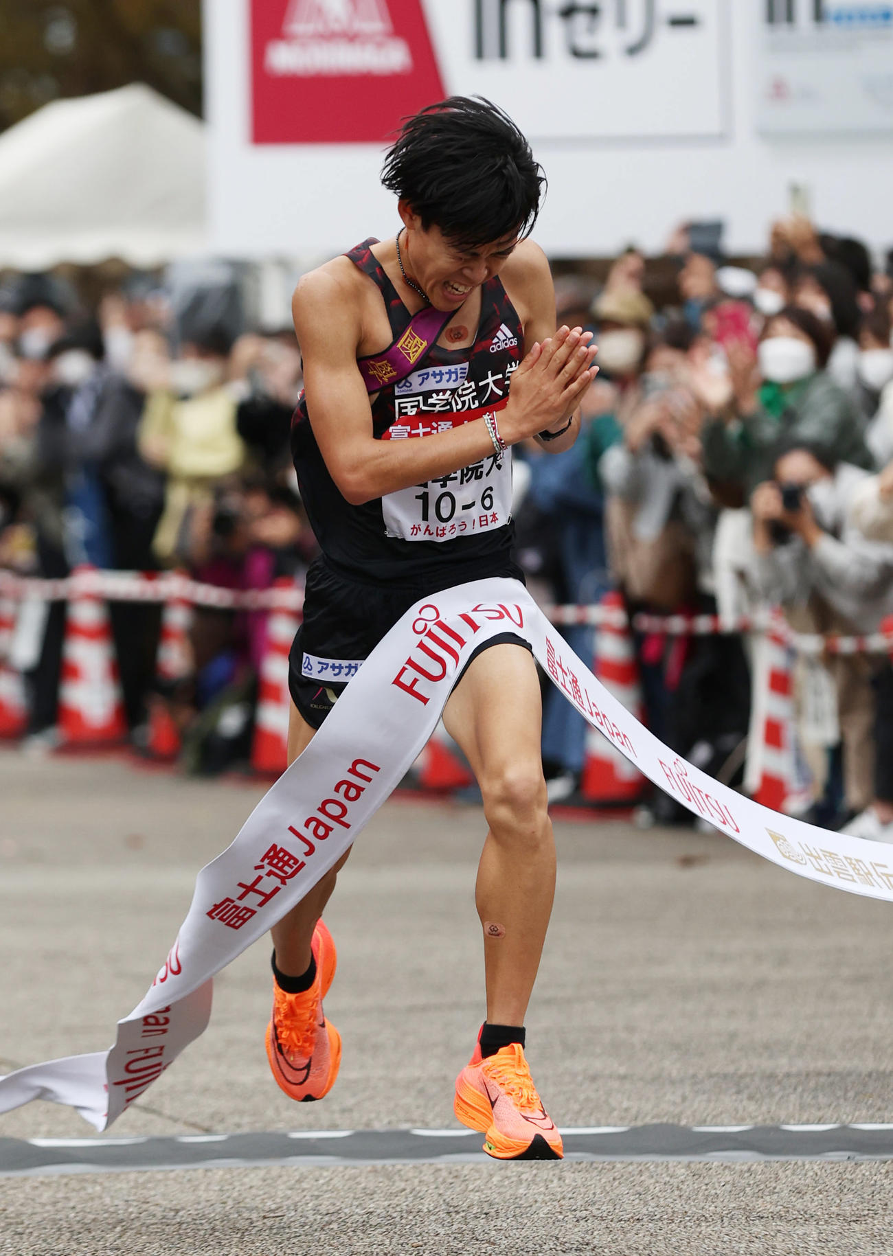 2位でゴールする国学院大アンカーの伊地知（撮影・前田充）