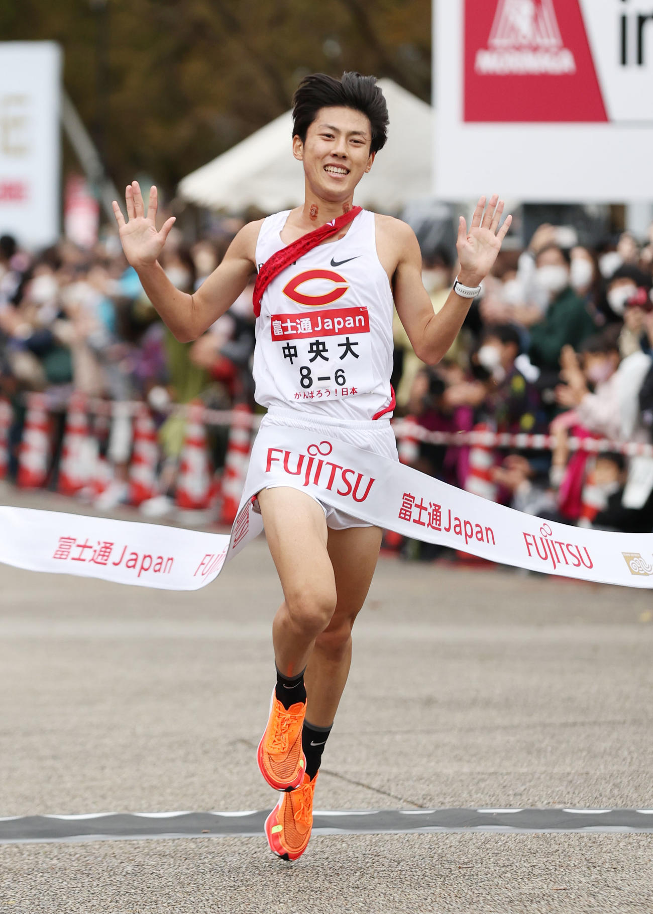 3位でゴールする中大アンカーの吉居（撮影・前田充）