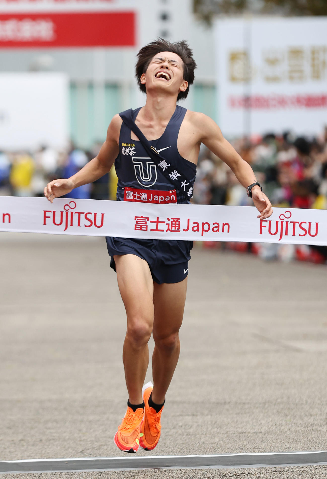 9位でゴールする東洋大アンカーの吉田（撮影・前田充）