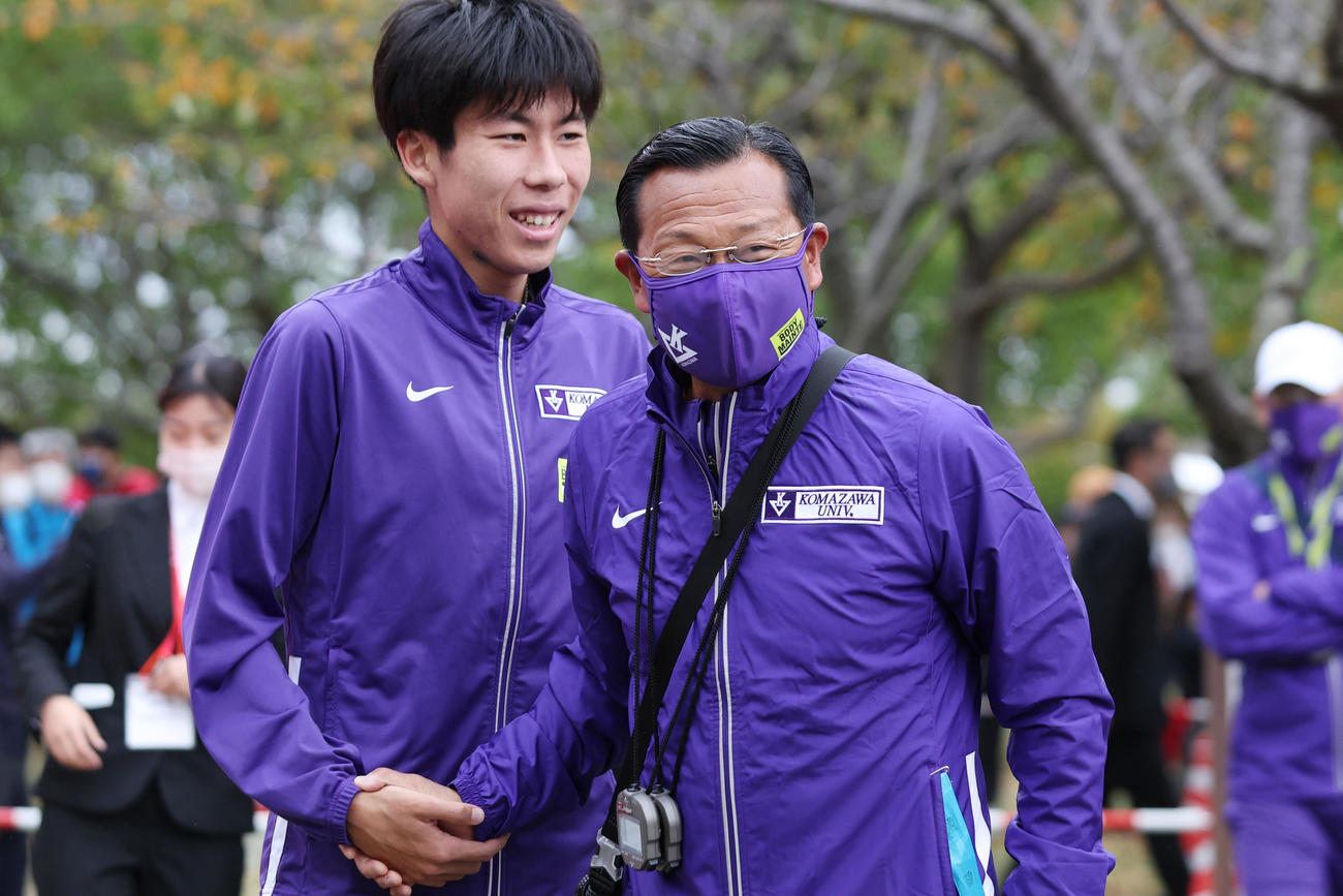 アンカー鈴木のゴールを前に握手を交わす駒大3区田沢（左）と大八木監督（撮影・前田充）