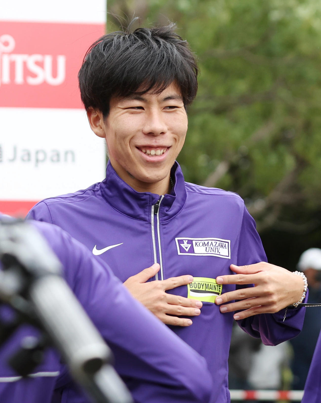 笑顔でアンカー鈴木のゴールを待つ駒大3区田沢（撮影・前田充）