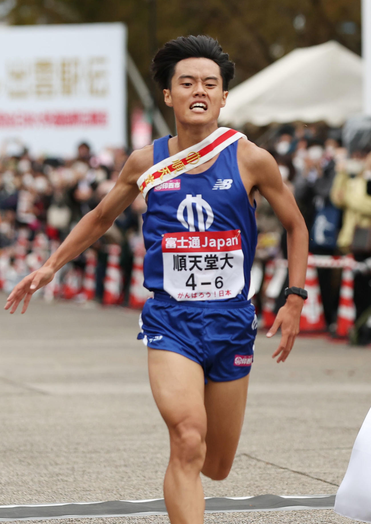 5位でゴールする順大アンカーの四釜（撮影・前田充）