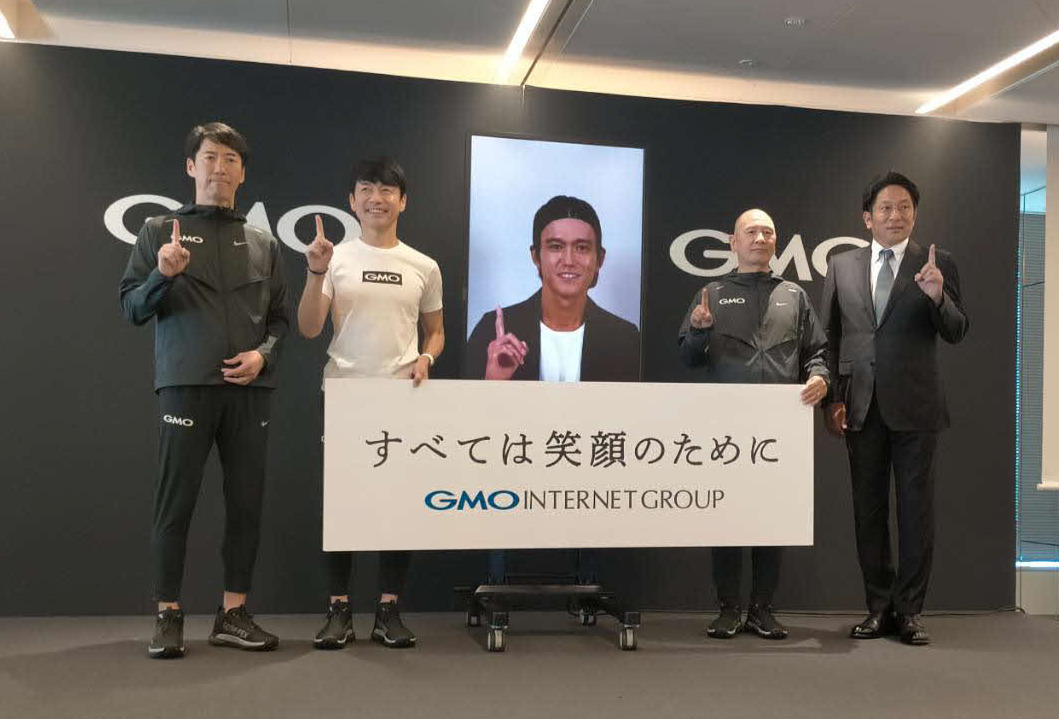 GMOインターネットグループに参画する大迫（中央）。左から安田副会長、熊谷代表、1人あいて亀鷹監督、原EKIDENダイレクター
