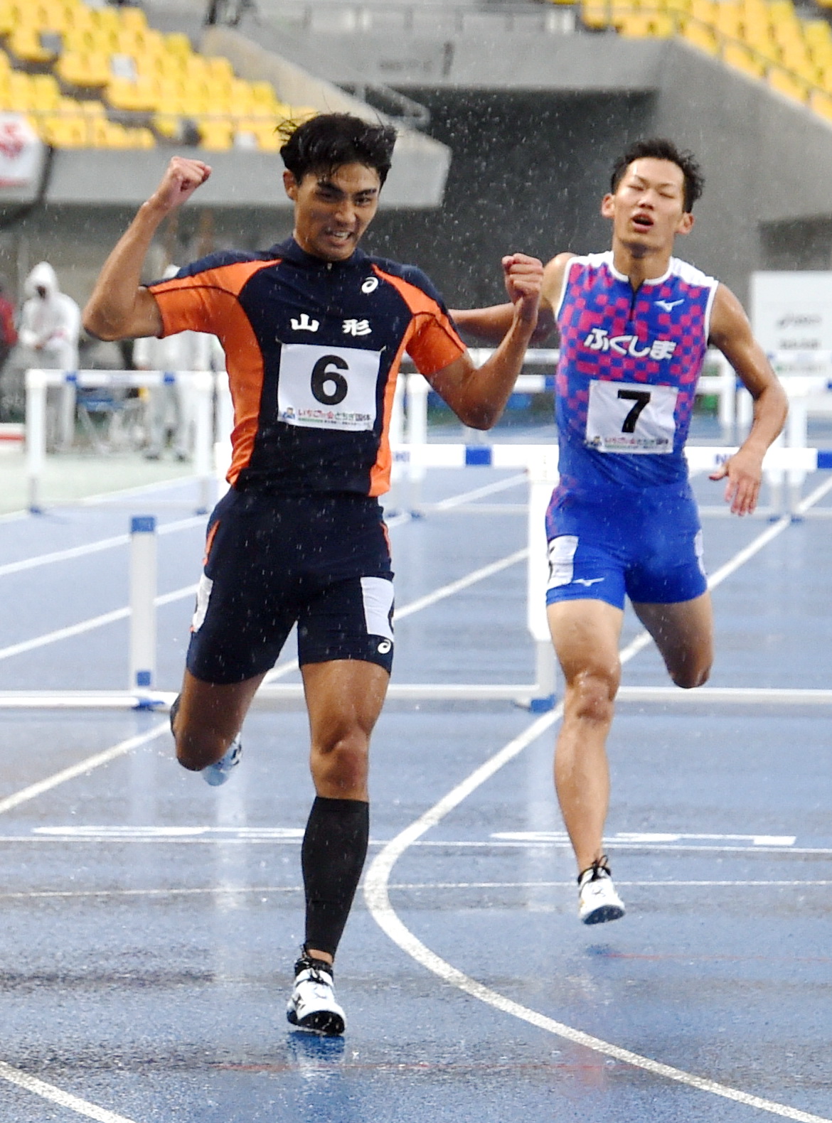 少年男子A300メートル障害で優勝しガッツポーズする山形県・紺野（左）と2位の福島県・今西（撮影・山田愛斗）