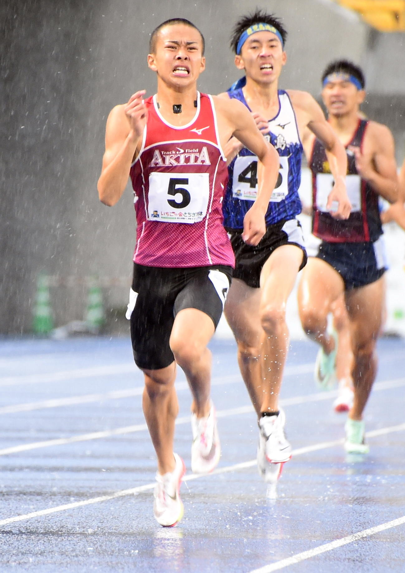 少年男子共通800メートルで優勝した秋田県・大野（手前）