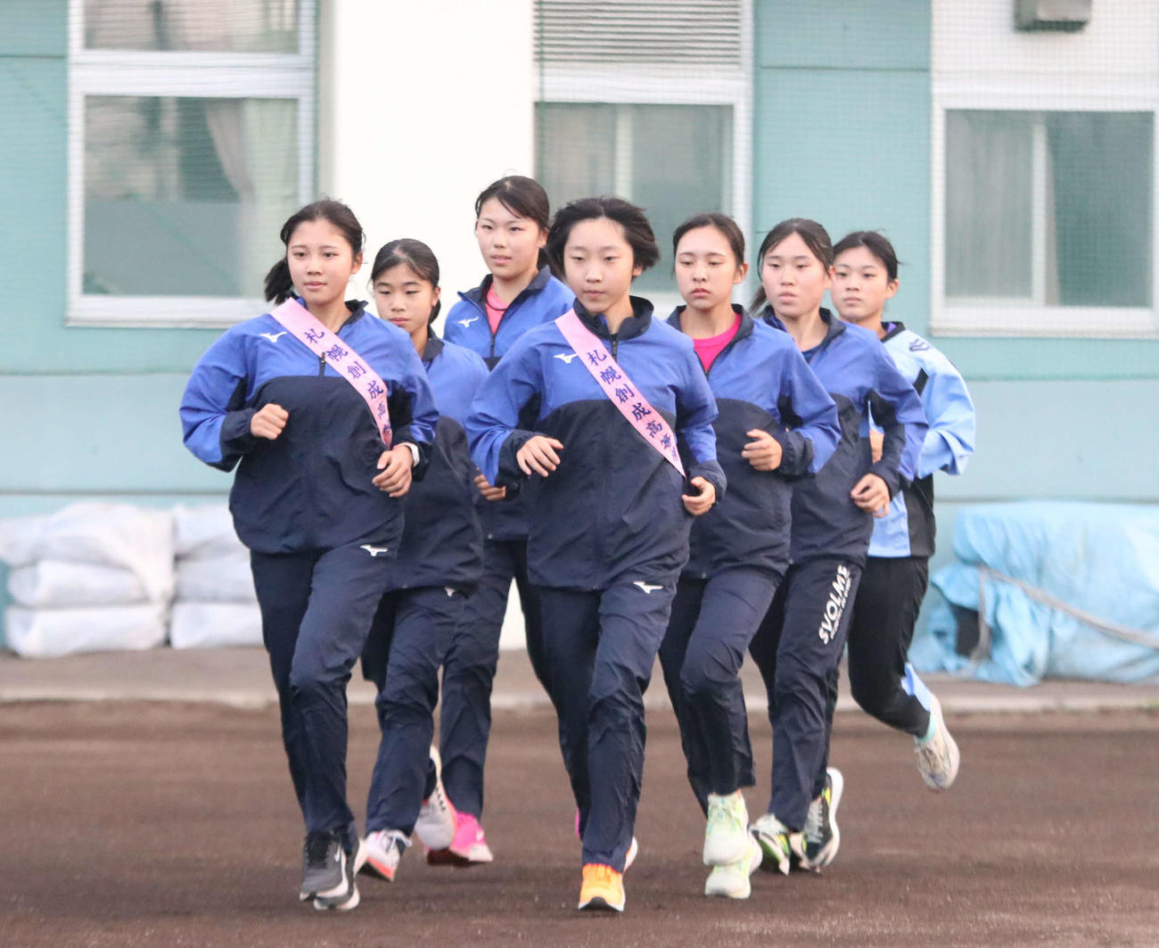エース坂本（手前右）を先頭にグラウンドを走る札幌創成の選手（撮影・山崎純一）